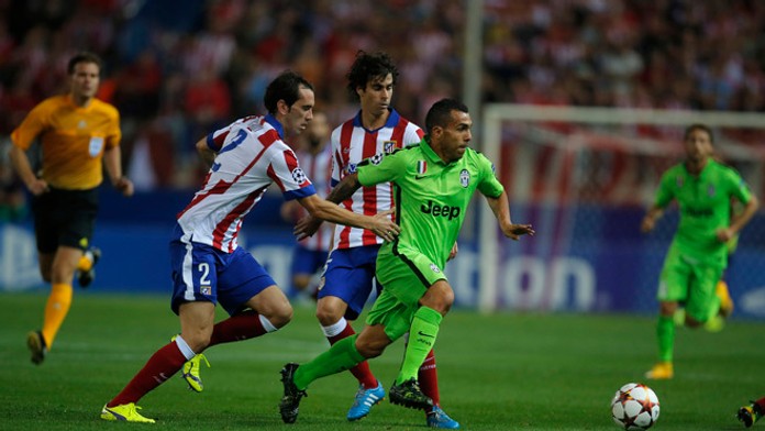 Hráč Juventusu Carlos Tevez (v strede) a hráč Atletica Diego Godin  (vľavo)