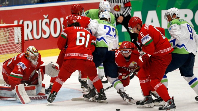 Tlačenica pred brankárom Lalandeom v zápase Bielorusko-Slovinsko.