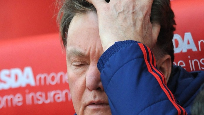 Nešťastný tréner Manchestru United Louis van Gaal počas zápasu so Stoke.