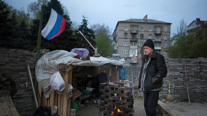 Proruský aktivista sa zohrieva v Donecku.