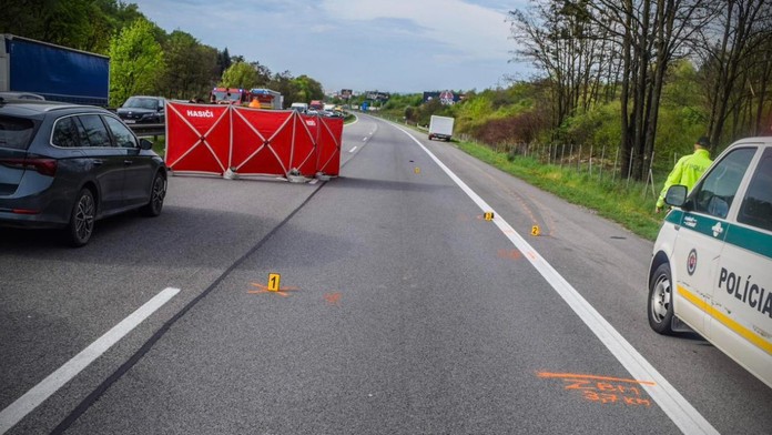 Zábery z tragickej nehody pri Košiciach. Auto zachytilo ženu, ktorá prechádzala cez cestu, vážne sa zranilo aj dieťa.