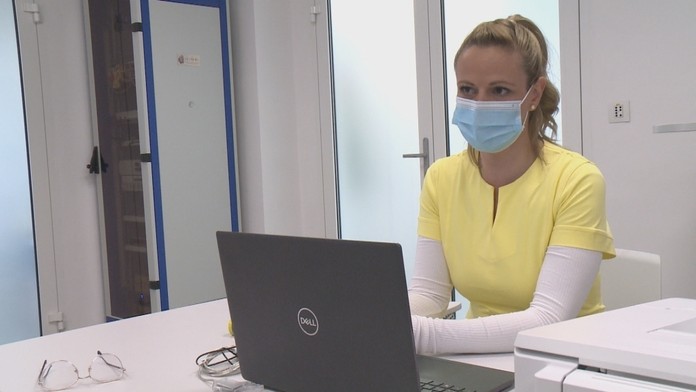 Imunologička Veronika Urdová skúma účinnosť vakcín.