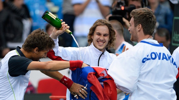 Lukáš Lacko rozlieva šampanské po výhre na Rakúskom