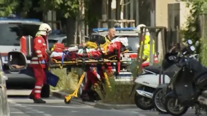 Na snímke z televízie policajti a záchranári na mieste streľby na strednej škole v rakúskom meste Graz. 