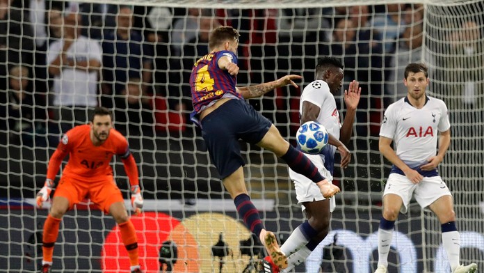 Ivan Rakitič z Barcelony strieľa gól do siete Tottenhamu v zápase LM.