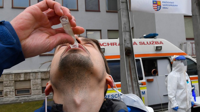 Mobilné odberové miesto pre LAMP testovanie na prítomnosť nového koronavírusu. 