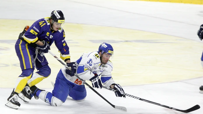 Patrik Lušňák z ŠHK 37 Piešťany (vľavo) vs. Jakub Drábek z HK Poprad v prvom zápase štvrťfinále play-off.