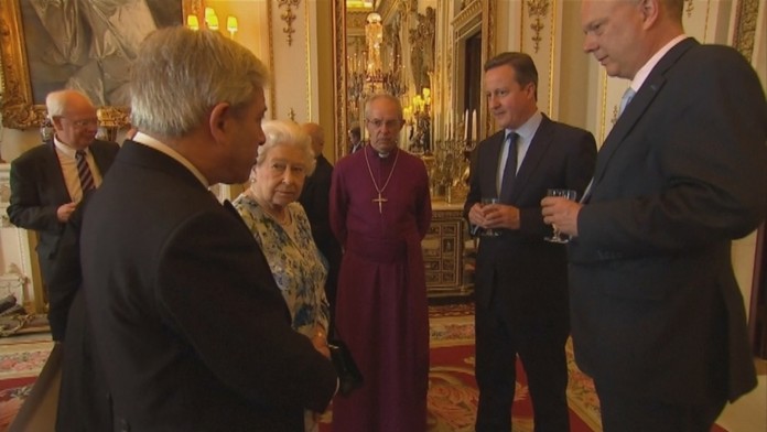 David Cameron na recepcii u kráľovnej