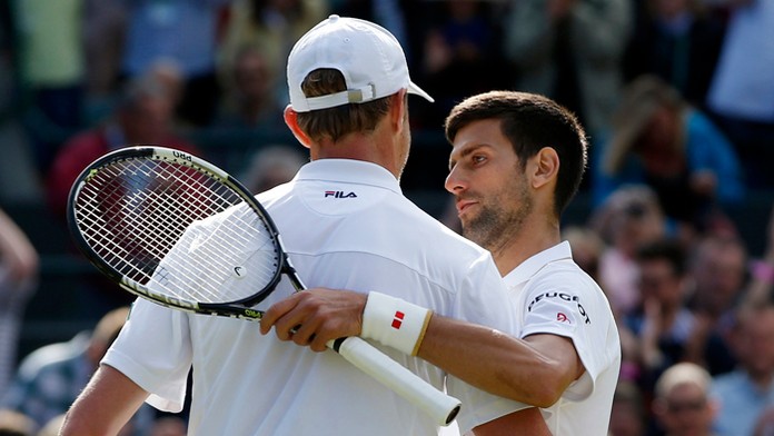 Novak Djokovič gratuluje víťazovi vzájomného duelu na Wimbledone Samovi Querreym