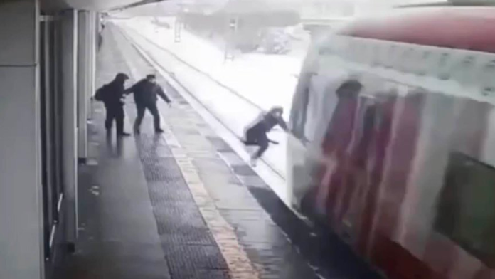 VIDEO: Momenty plné strachu. Chlapec (18) v Rusku spadol pod idúci vlak, stáli pri ňom všetci svätí