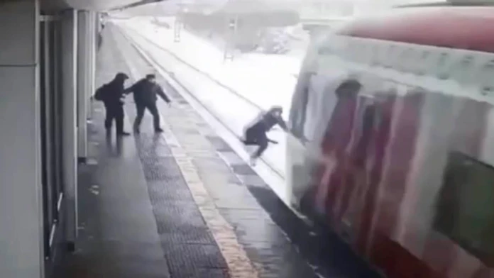 VIDEO: Momenty plné strachu. Chlapec (18) v Rusku spadol pod idúci vlak, stáli pri ňom všetci svätí