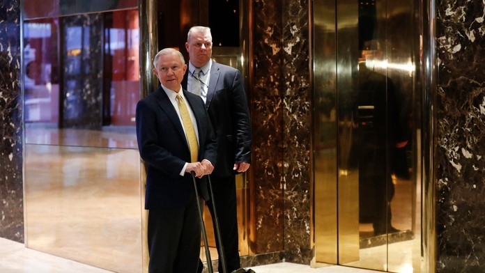 Republikánsky senátor Jeff Sessions čaká na výťah počas jeho príchodu do sídla budúceho amerického prezidenta Donalda Trumpa.