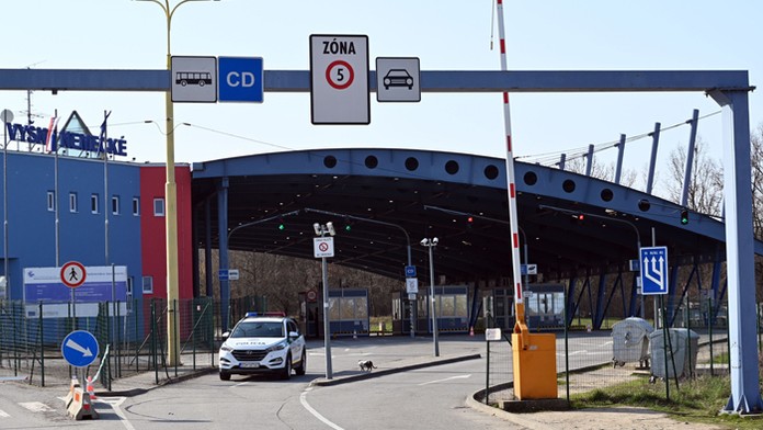 Včely Indovi kompletne zahalili tvár.