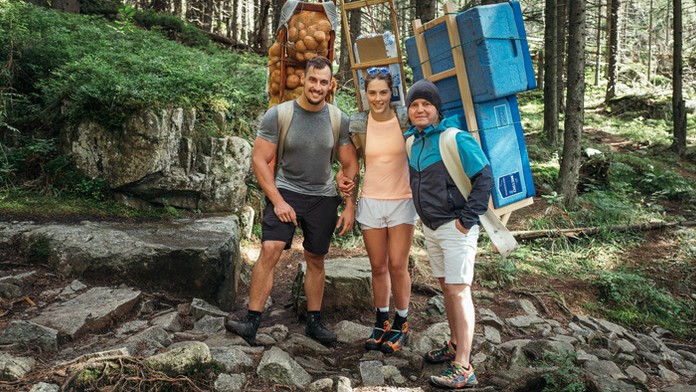 Vľavo kondičný tréner Petry Vlhovej - Michal Klinčík, jej priateľ Michal Kyselica a reportér Ján Tribula.