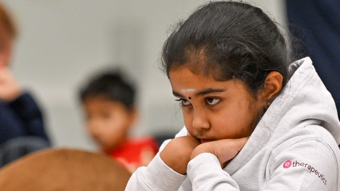 Nemá ani desať, no súperky proti nej nechcú hrať. Šachový „zázrak“ čelí rasistickým útokom