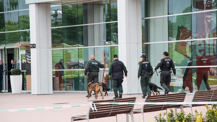 Policajti so psami prehľadávajú bratislavský Aupark.