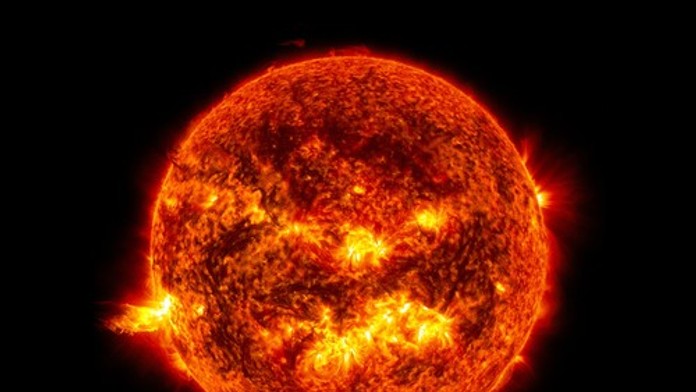 Vedci zaznamenali mimoriadne silné slnečné erupcie. Budú mať vplyv aj na Zem?