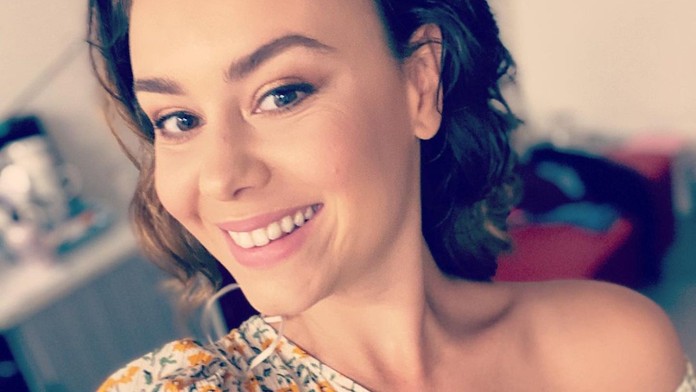 Tučniak uniká kosatke skokom na palubu člna.