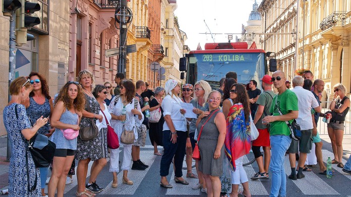 Účastníci protestného zhromaždenia proti opatreniam vlády.