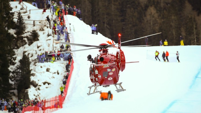 Vrtuľník odváža alpského lyžiara Marca Gisina po páde v zjazde vo Val Gardene.