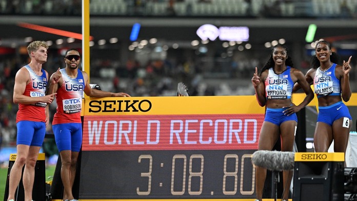 Amerika sa v mix štafete postarala o najlepší čas histórie. Holandsku vzal medailu pád