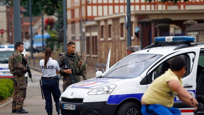 Francúzski vojaci a policajti.