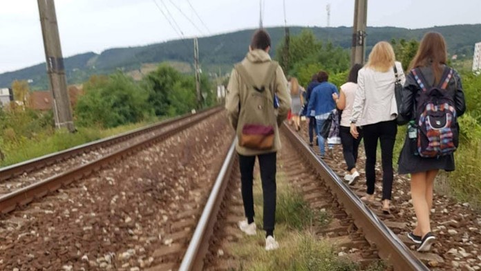 Cestujúci museli ísť pešo po koľajniciach na vlastné riziko.