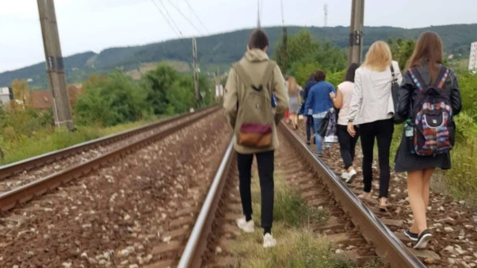 Cestujúci museli ísť pešo po koľajniciach na vlastné riziko.