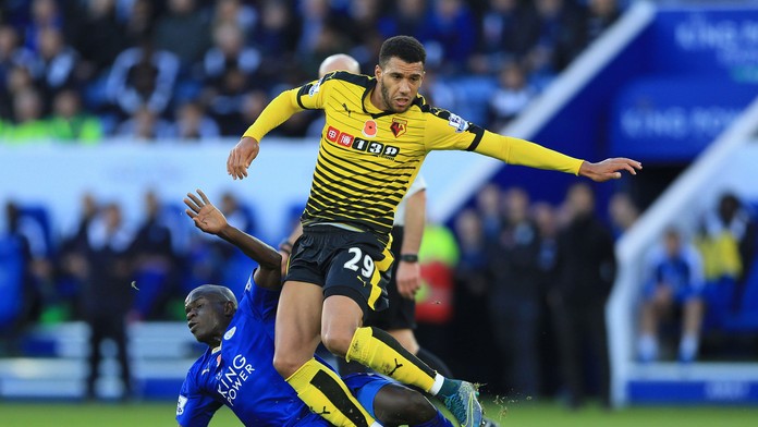 N´Golo Kante a Etiene Capoue bojujú o loptu