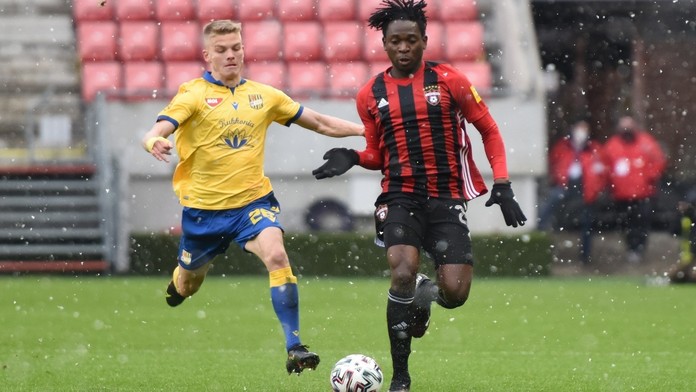 Na snímke vpravo hráč Trnavy Bamidele Yusuf a hráč DAC András Schafer.