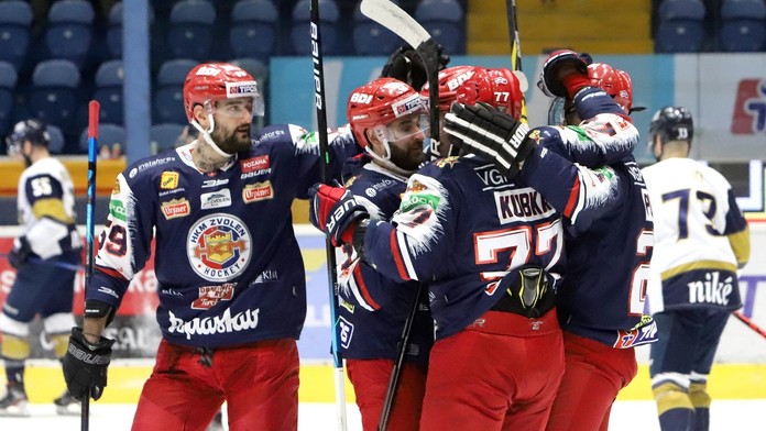 Hráči HKM Zvolen sa tešia po strelení gólu do siete Slovana...jpg