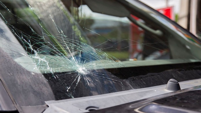 Skoro 2500 eur za výmenu skla, cena opravy prednej časti vás šokuje. Mnohé tieto modely majú aj Slováci