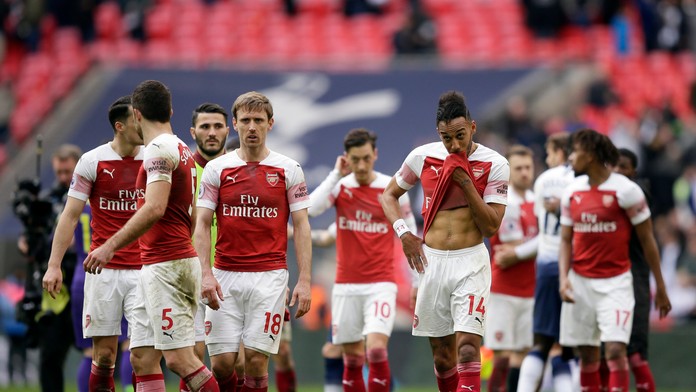 Zľava Conor Sheary a Kyle Okposoz Buffala oslavujú gól proti Pittsburghu.