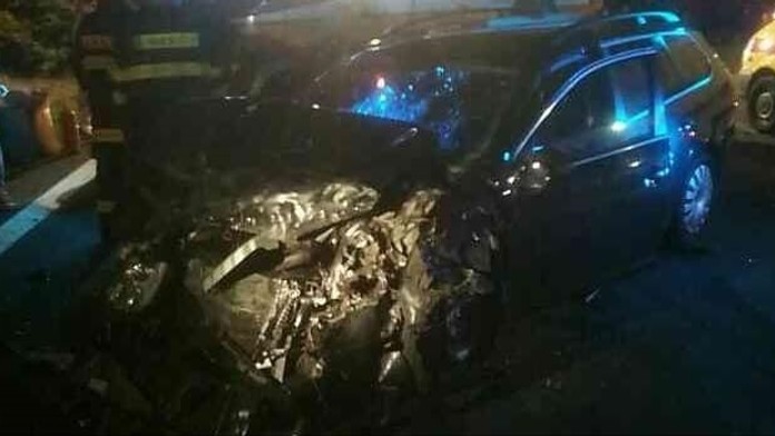 Osem zranených pri čelnej zrážke dvoch áut