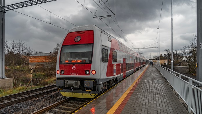 Vo vlaku ho podráždila dúhová stužka a napadol dvoch ľudí. Polícia Seredčana obvinila