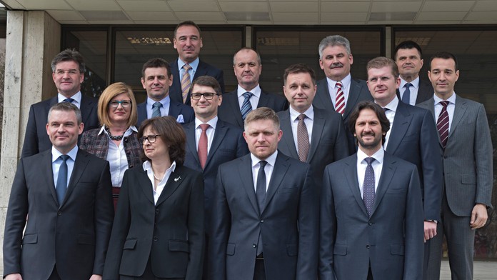 Spoločná fotografia ministrov tretej vlády Roberta Fica pred prvým zasadnutím. 30. marca