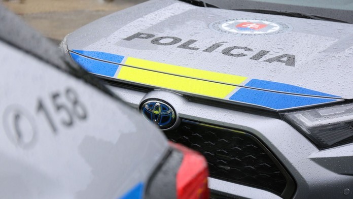 Na snímke je policajné auto 