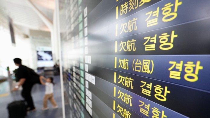 Pre blížiaci sa tajfún zrušili v Japonsku stovky letov