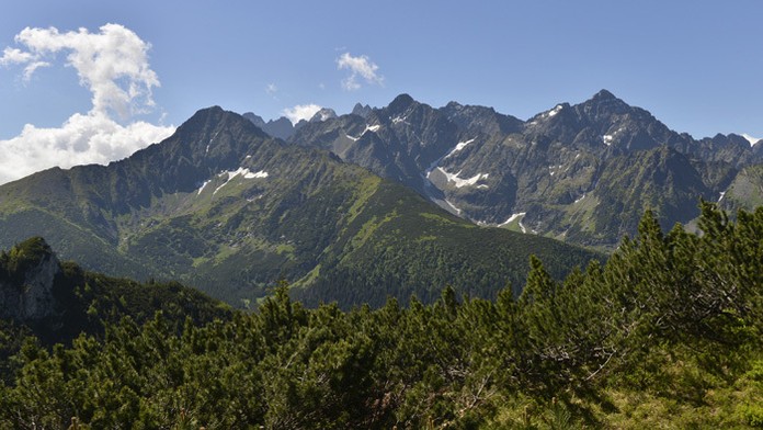 Ranné Tatry zo Zadných Meďodolov, v strednom vľavo je Jahňací štít, uprostred Kolový štít a vpravo Ľadový štít.