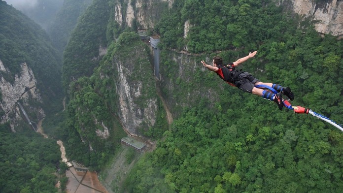 Bungee jumping na sklenenom moste v Číne