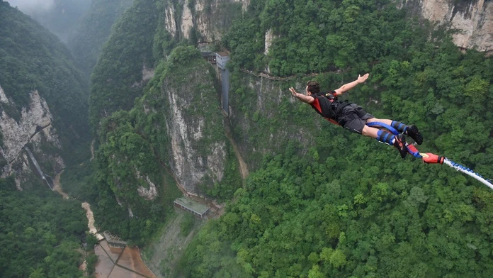Bungee jumping na sklenenom moste v Číne