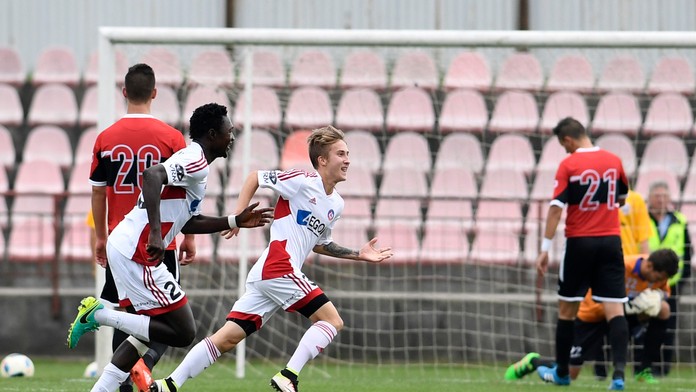 Hviezdička AS Trenčín Filip Halgoš (v strede) sa raduje z gólu do siete Púchova v Slovnaft Cupe.