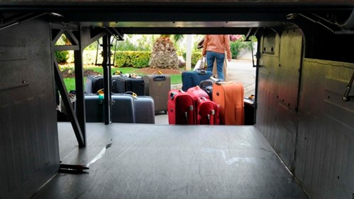 Šofér zbadal, že sa v kufri cestujúcej niečo hýbe. Policajti odtiaľ vytiahli dvojročné dieťa