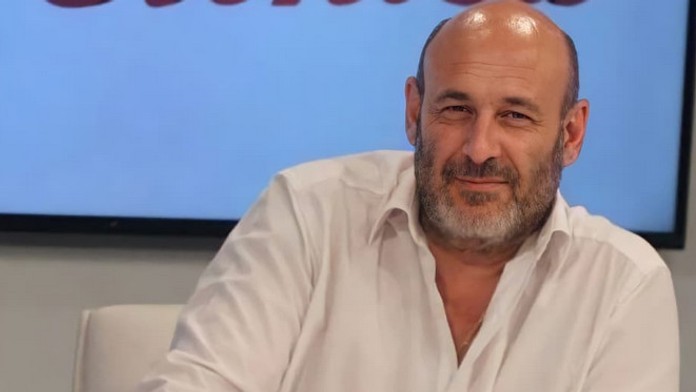 Argentínsky moderátor v štúdiu „tancoval na hrobe“ kráľovnej Alžbety II. Jej nástupcu označil za hlupáka