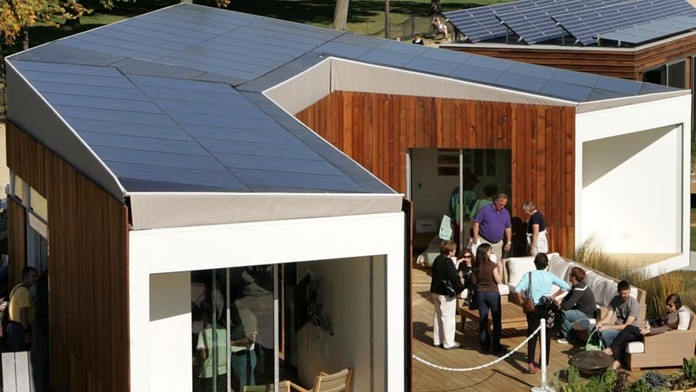 Skupinka ľudí si prezerá energeticky pasívny rodinný dom z dielne kalifornského univerzitného tímu