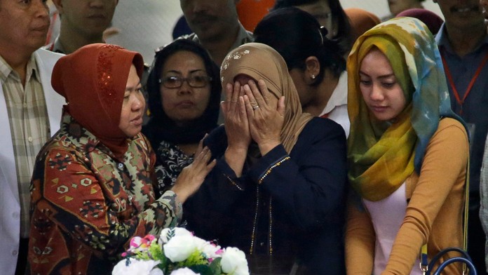 Príbuzní prvej identifikovanej obeti letu Air Asia