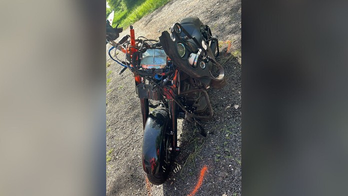 Motorka motocyklistu bez známok života.