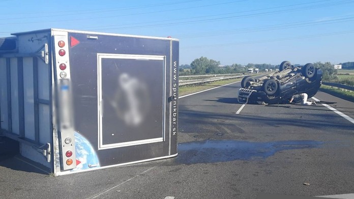 Nehoda na diaľnici D2. V smere z Bratislavy do Malaciek bola uzavretá