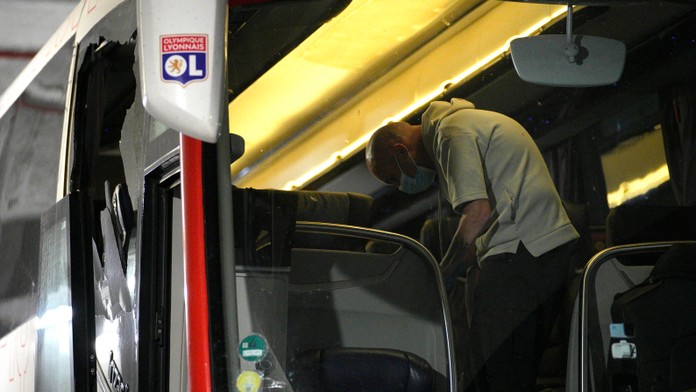Polícia zadržala po útoku na autobus Lyonu viacero ľudí. Pred zrušením duelu prišlo aj k ďalším incidentom