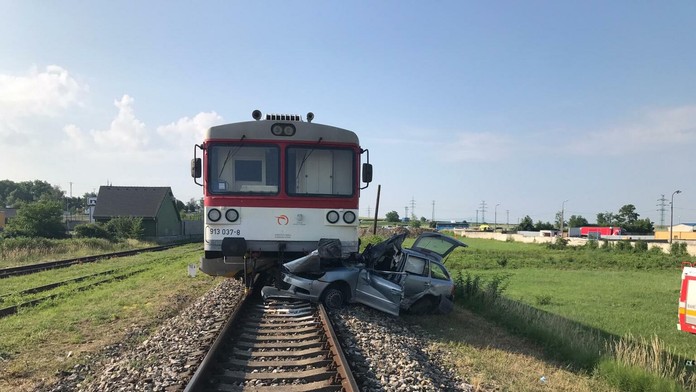 Zrážka vlaku s automobilom.